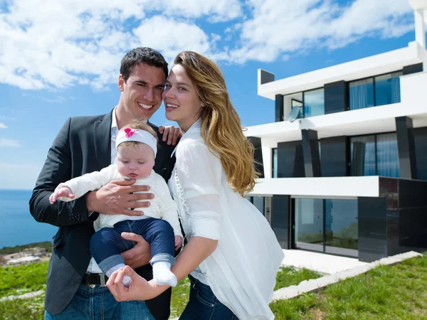 Família jovem feliz em casa — Fotografia de Stock