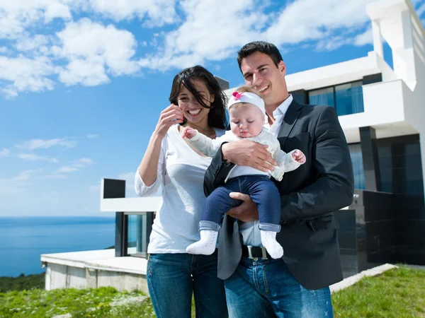 Família jovem feliz em casa — Fotografia de Stock