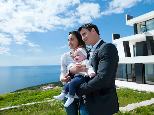 Família jovem feliz em casa — Fotografia de Stock