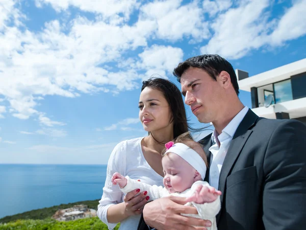 Família jovem feliz em casa — Fotografia de Stock