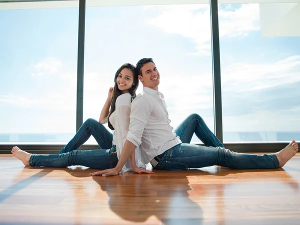 Entspanntes junges Paar zuhause — Stockfoto