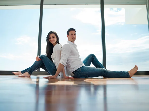 Relaxado jovem casal em casa — Fotografia de Stock