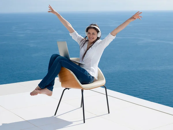 Thuis ontspannen jonge vrouw die op laptop werkt — Stockfoto