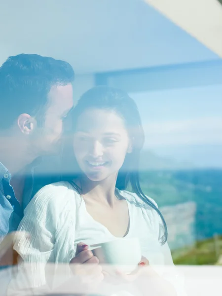 Jeune couple détendu à la maison — Photo