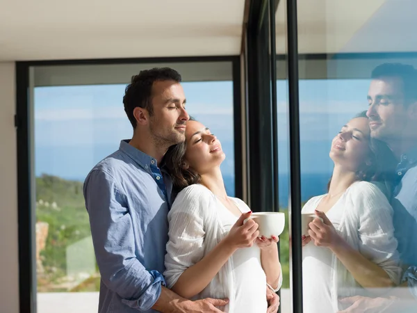 Relaxado jovem casal em casa — Fotografia de Stock