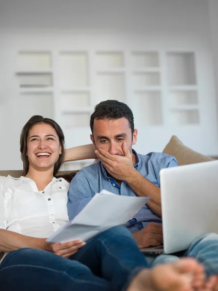 Relaxado jovem casal trabalhando no computador portátil em casa — Fotografia de Stock