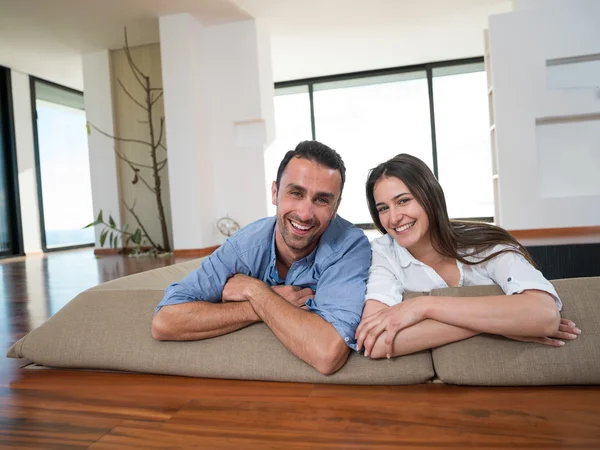 Pareja joven y relajada en casa — Foto de Stock