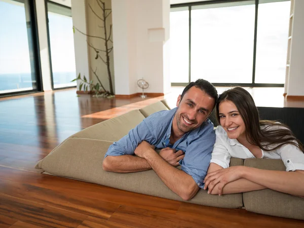 Relaxado jovem casal em casa — Fotografia de Stock