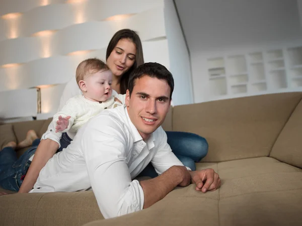 Feliz familia joven en casa —  Fotos de Stock