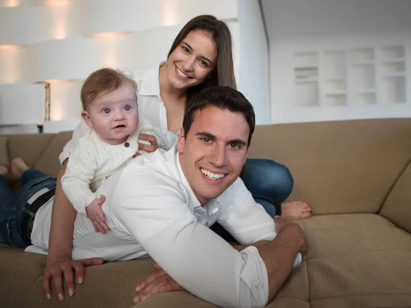 Família jovem feliz em casa — Fotografia de Stock