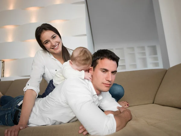 Família jovem feliz em casa — Fotografia de Stock