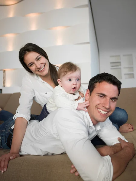 Família jovem feliz em casa — Fotografia de Stock