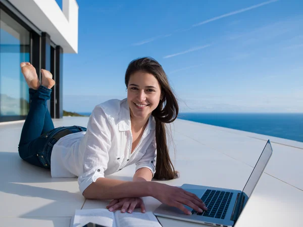 Relaxado jovem mulher em casa trabalhando no laptop — Fotografia de Stock