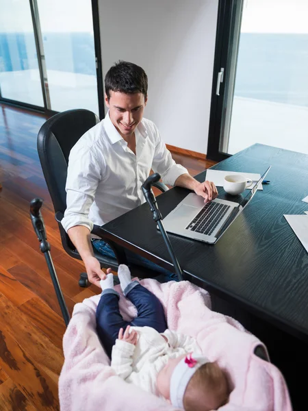 Homem trabalhando em casa e cuidar do bebê — Fotografia de Stock