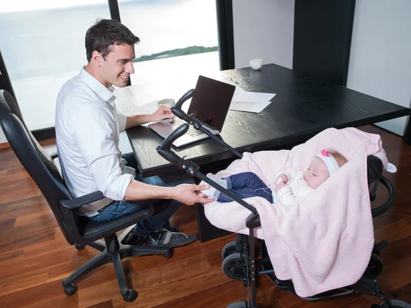 Άνθρωπος εργάζονται από το σπίτι και να αναλάβει τη φροντίδα του μωρού — Φωτογραφία Αρχείου