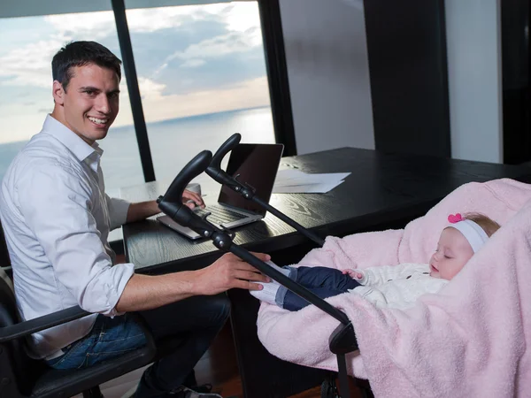 Mann arbeitet von zu Hause aus und kümmert sich um Baby — Stockfoto