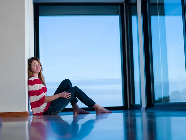 Jeune femme détendue à la maison travaillant sur ordinateur portable — Photo