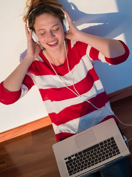 Thuis ontspannen jonge vrouw die op laptop werkt — Stockfoto