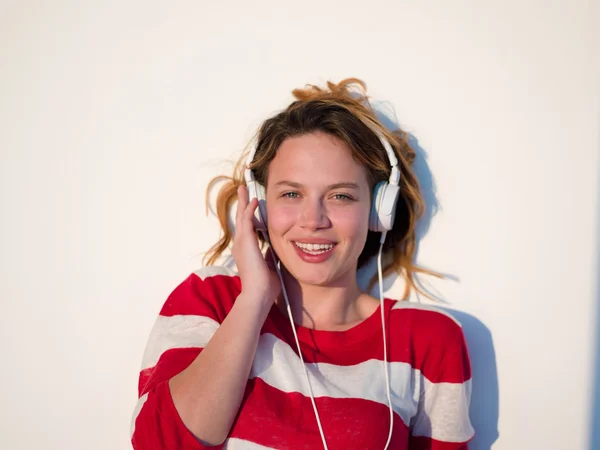 Relaxed young woman at home working on laptop — Stock Photo, Image