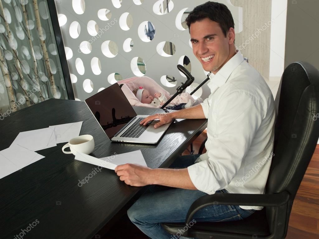 Joven en el cargo con portátil — Foto de stock © .shock #49616127