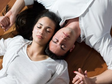 Evde rahat genç bir çift var.