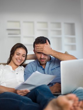 dizüstü bilgisayar üzerinde çalışan çift