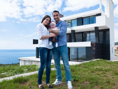 mutlu genç bir aile evde