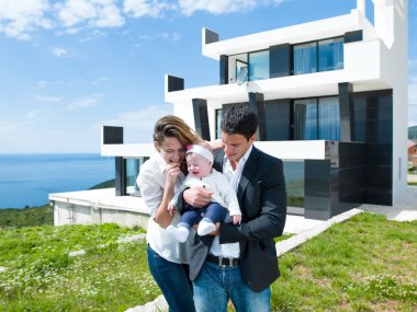 mutlu genç bir aile evde