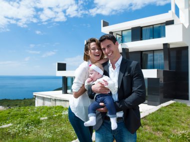 mutlu genç bir aile evde