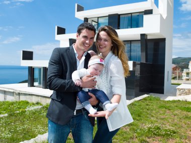 mutlu genç bir aile evde