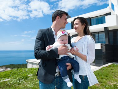 mutlu genç bir aile evde