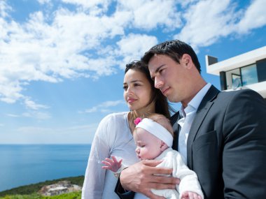 mutlu genç bir aile evde