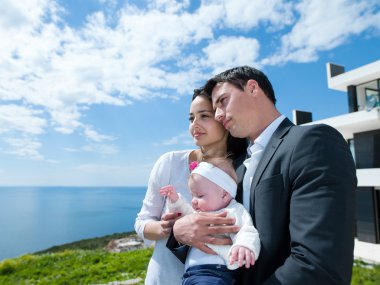 mutlu genç bir aile evde