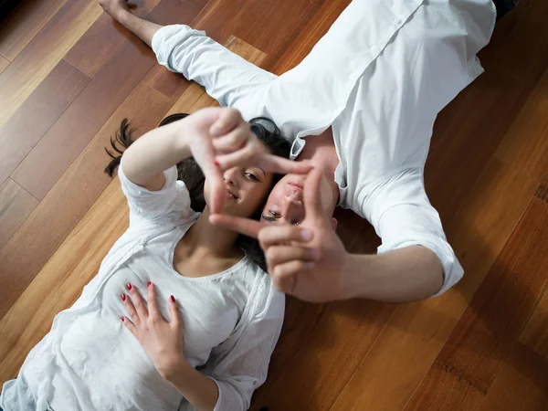 Jeune couple détendu à la maison — Photo