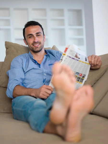 Homem relaxante e sonhando no sofá — Fotografia de Stock