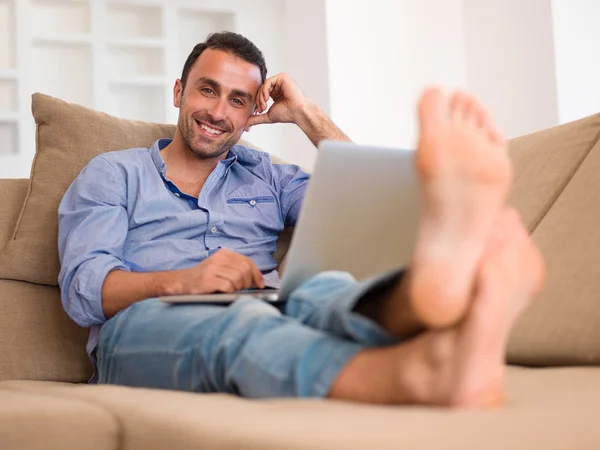 Jovem relaxado em casa — Fotografia de Stock