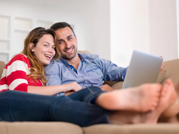 Pareja trabajando en el ordenador portátil en casa — Foto de Stock