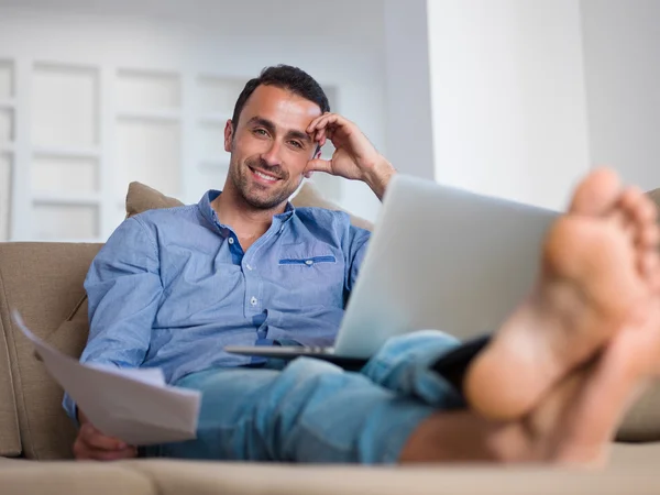 Jovem relaxado em casa — Fotografia de Stock