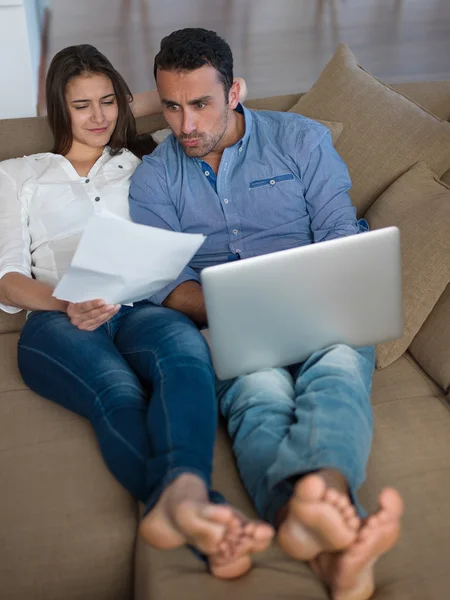 Paar werken op laptopcomputer — Stockfoto