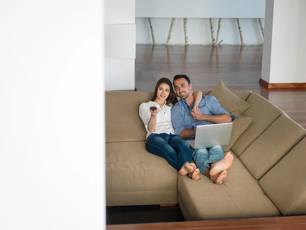 Couple working on laptop computer — Stock Photo, Image