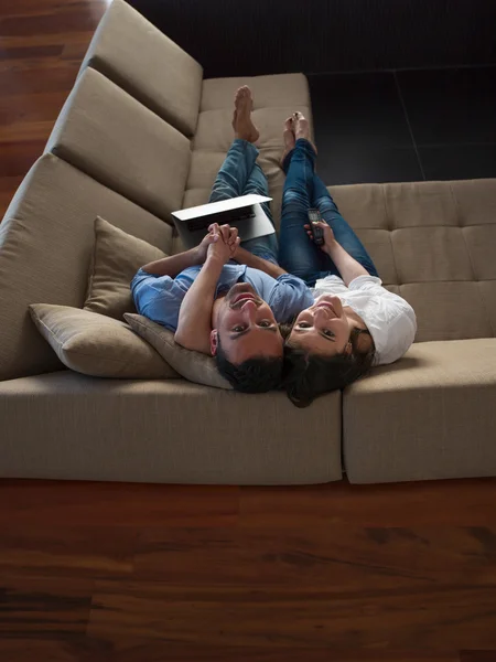 Pareja trabajando en el ordenador portátil — Foto de Stock