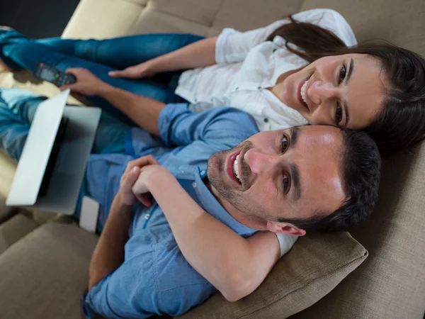 Pareja joven relajada — Foto de Stock