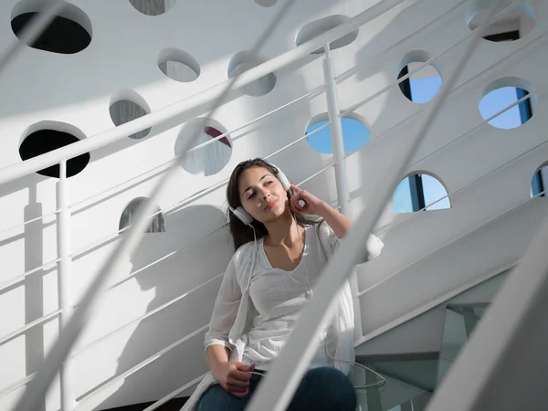 Vrouw die muziek luistert — Stockfoto