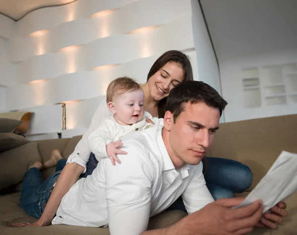 Felice giovane famiglia — Foto Stock