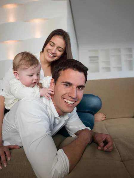 Familia joven feliz — Foto de Stock