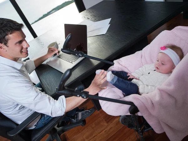 Mann arbeitet von zu Hause aus und kümmert sich um Baby — Stockfoto