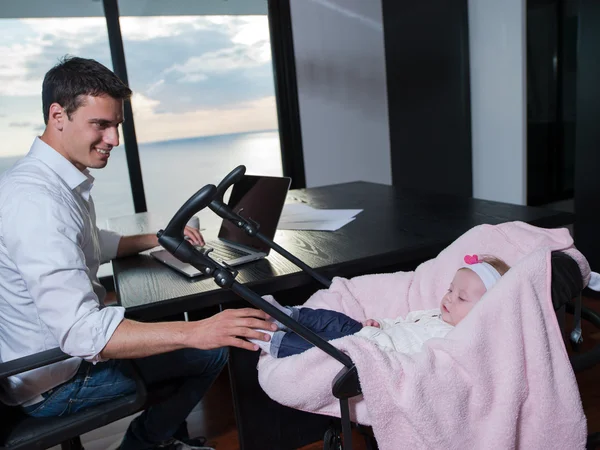 Man working from home and take care of baby — Stock Photo, Image