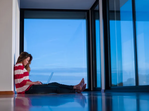 Thuis ontspannen jonge vrouw die op laptop werkt — Stockfoto