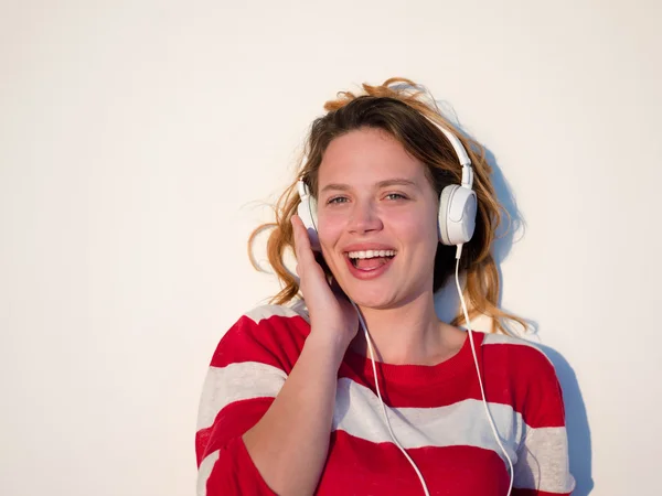 Jeune femme détendue à la maison travaillant sur ordinateur portable — Photo