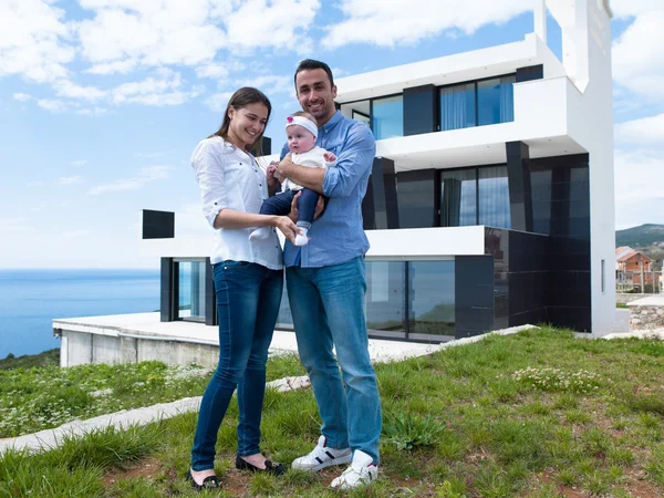 Família jovem feliz em casa — Fotografia de Stock